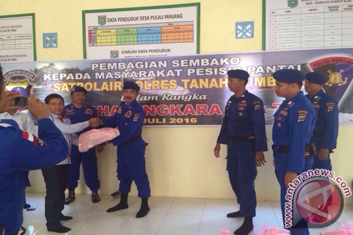 Satpolair Bagikan Sembako Ke Warga Pesisir Pantai