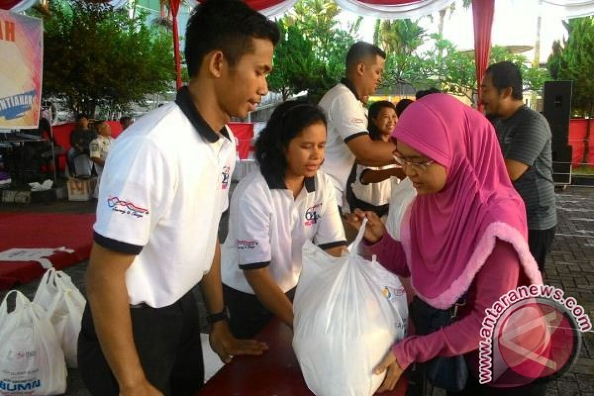 Pelni Gelar Pasar Murah Sembako Di Pontianak