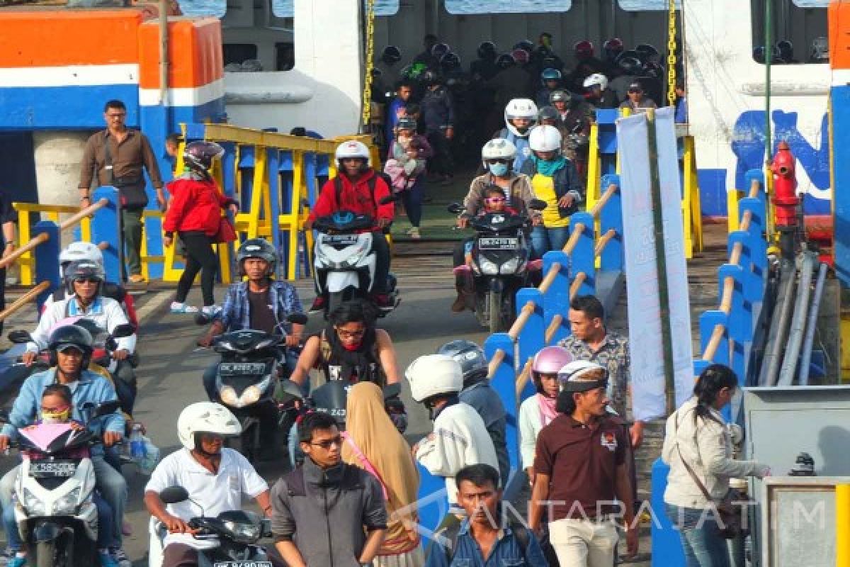 Pelabuhan Ketapang Masih Dipadati Penumpang Arus Balik