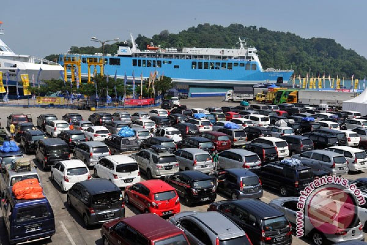 Arus mudik di Bakauheni makin padat