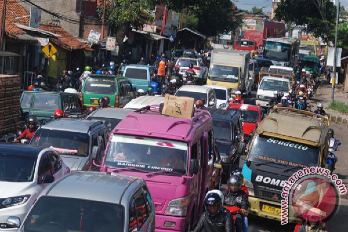 Pasar Tanjungsari titik kemacetan jalur Bandung-Cirebon