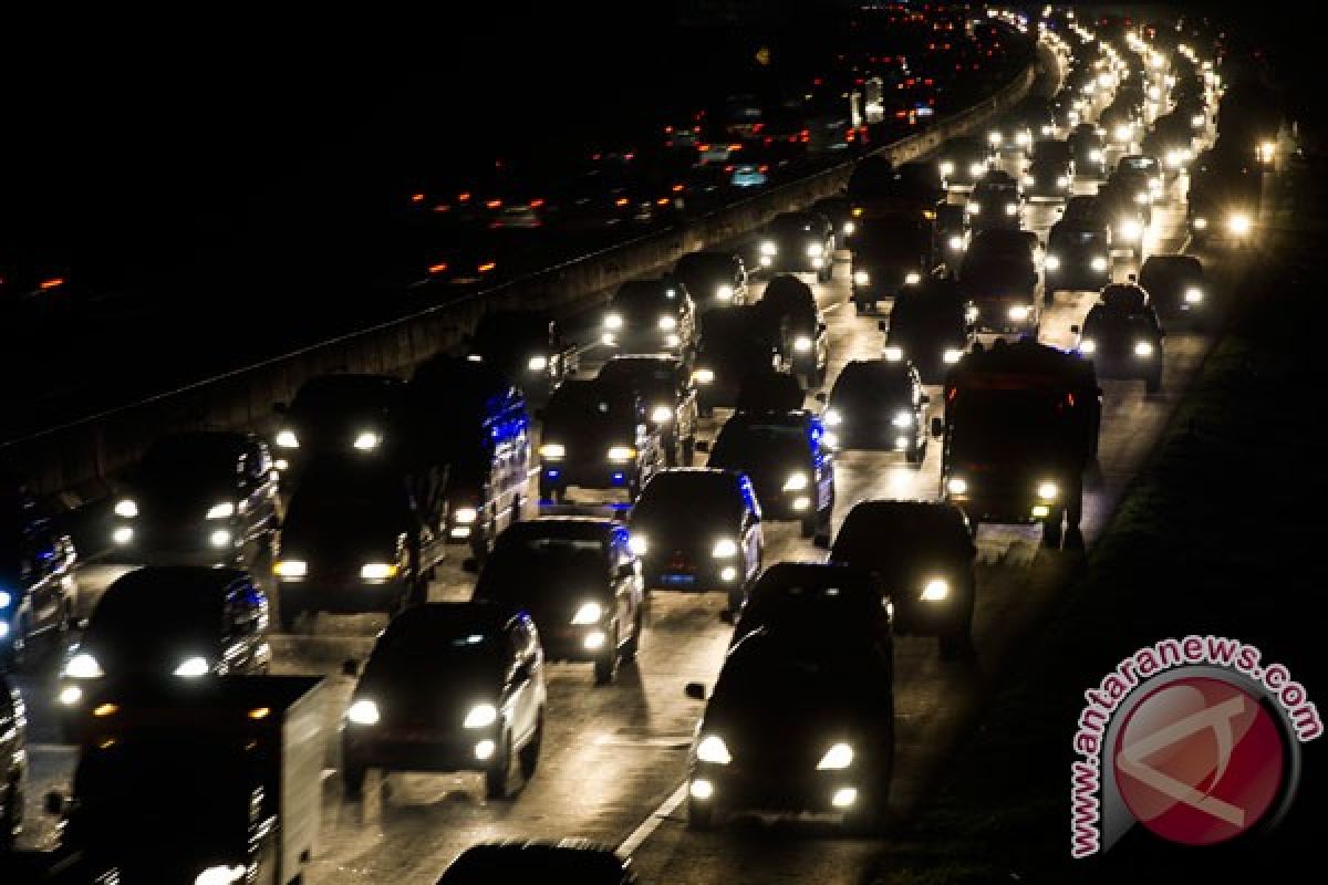 Lalu lintas tol Jakarta-Cikampek ruas Karawang padat merayap