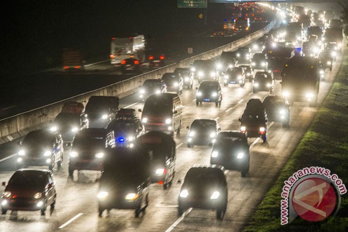 Kepadatan di tol Cikampek berkurang Minggu dinihari