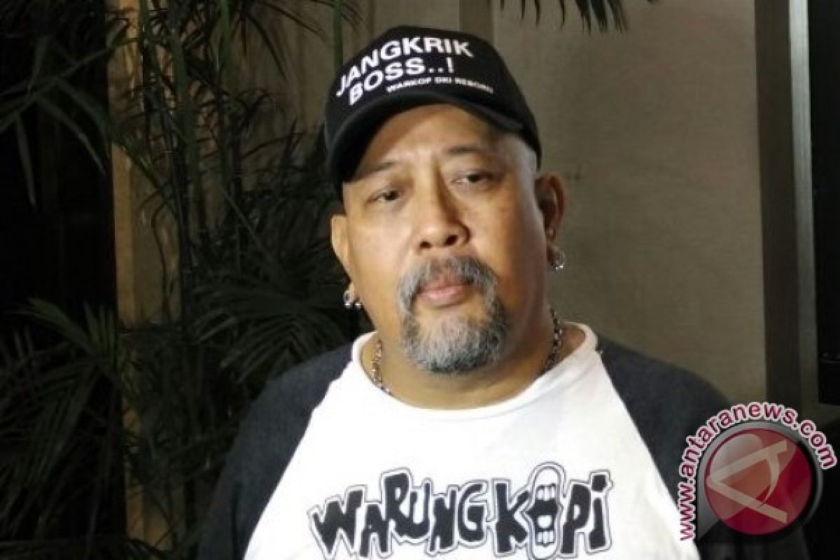 Nonton Film, Indro Warkop Ingat Mendiang Istri