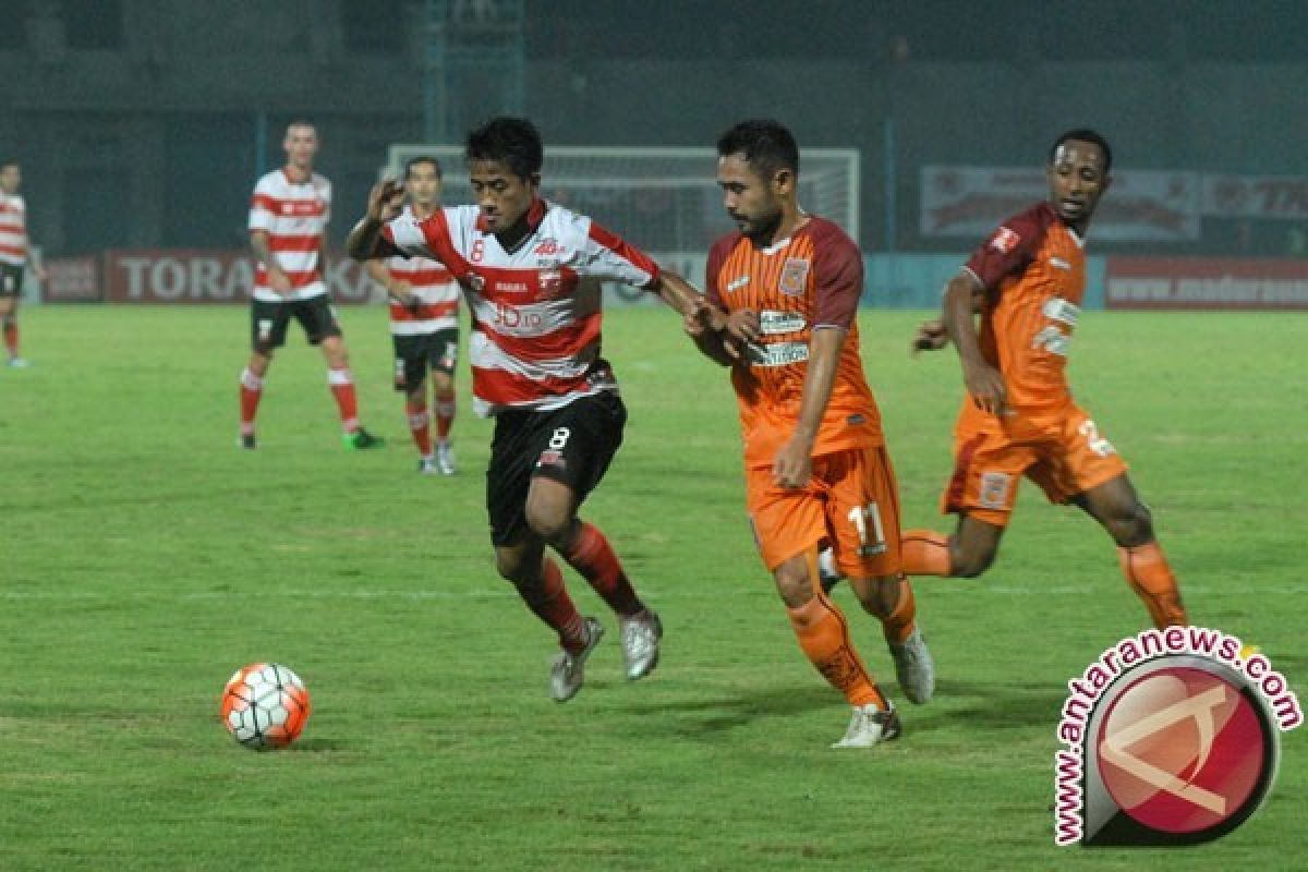 Laga MU-Mitra Kukar Terganggu Padamnya Lampu Stadion