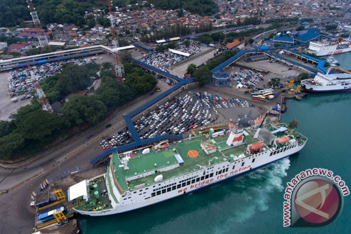 Puncak arus mudik Pelabuhan Merak Minggu malam