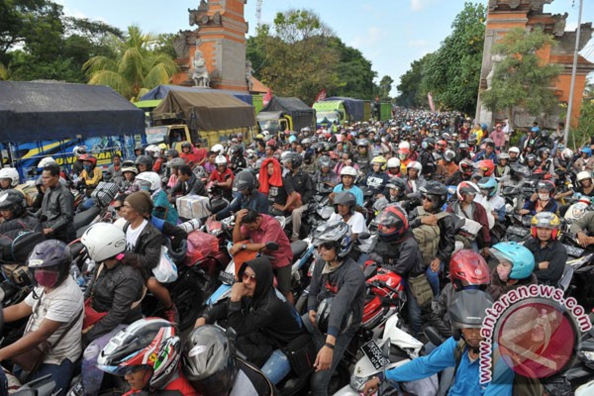 Pemudik di Pelabuhan Kayangan naik 100 persen