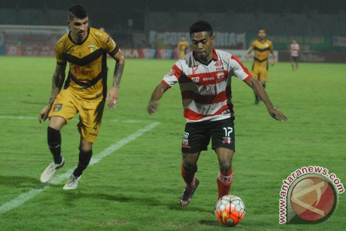 Laga MU-Mitra Kukar terganggu padamnya lampu stadion