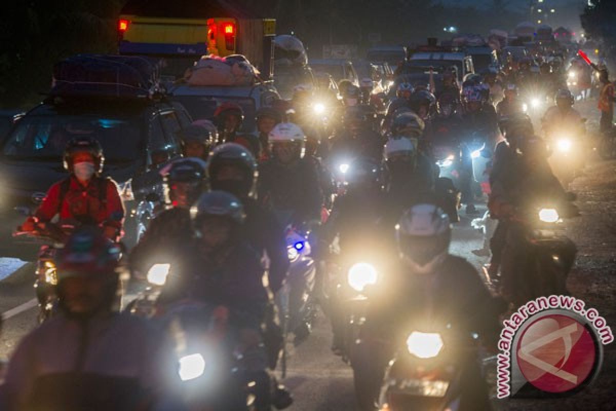 Pemudik bermotor ramai lewati arteri Karawang