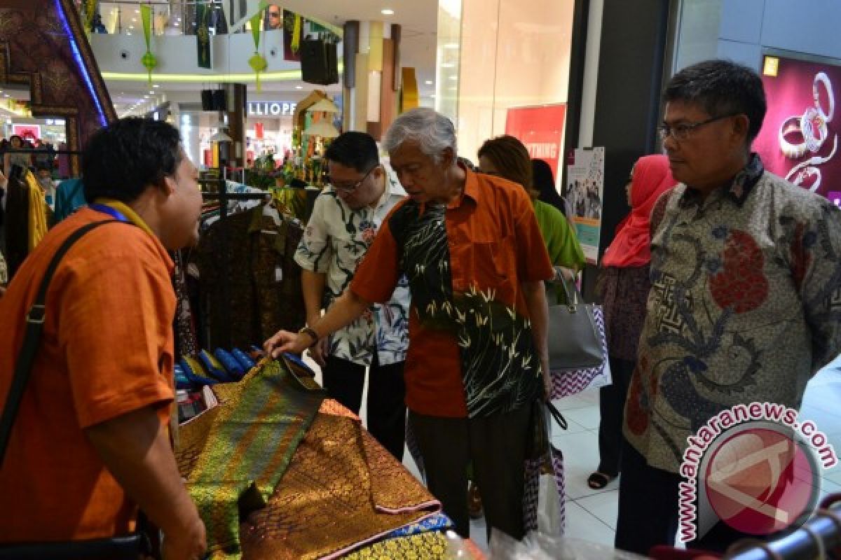 Kain Tenun Songket Sambas Diminati Masyarakat Kuching