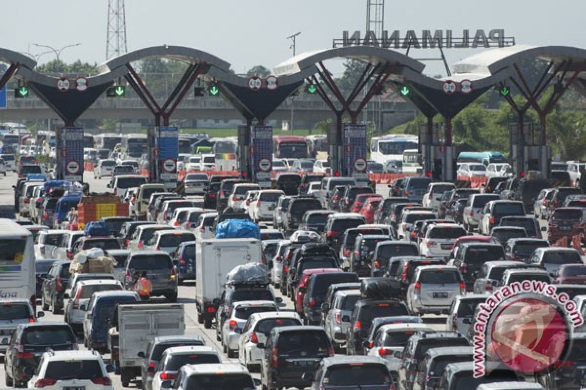 Kendaraan di tol Cipali dekati volume puncak