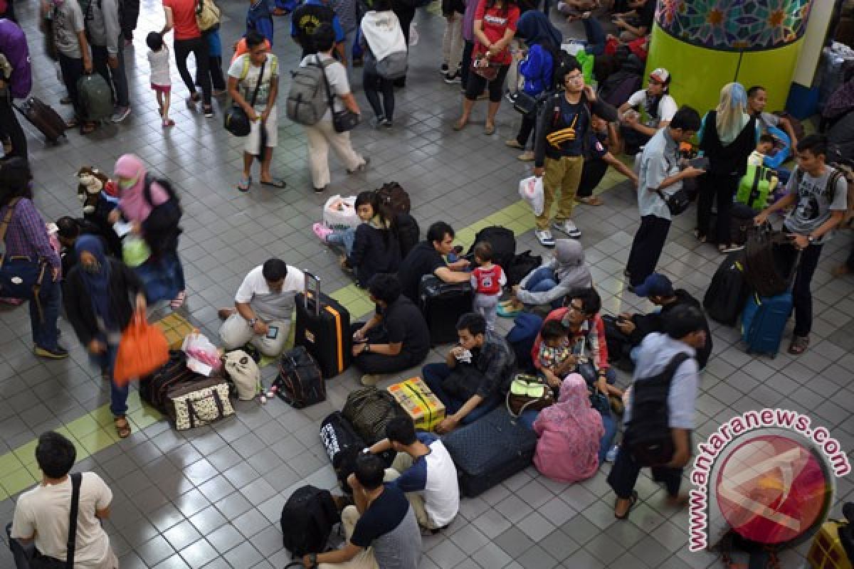 Stasiun Gambir kembali dipadati penumpang