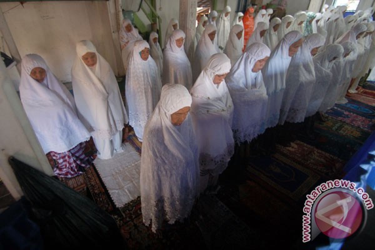 Jamaah Tarekat Naqsabandiyah laksanakan shalat Ied