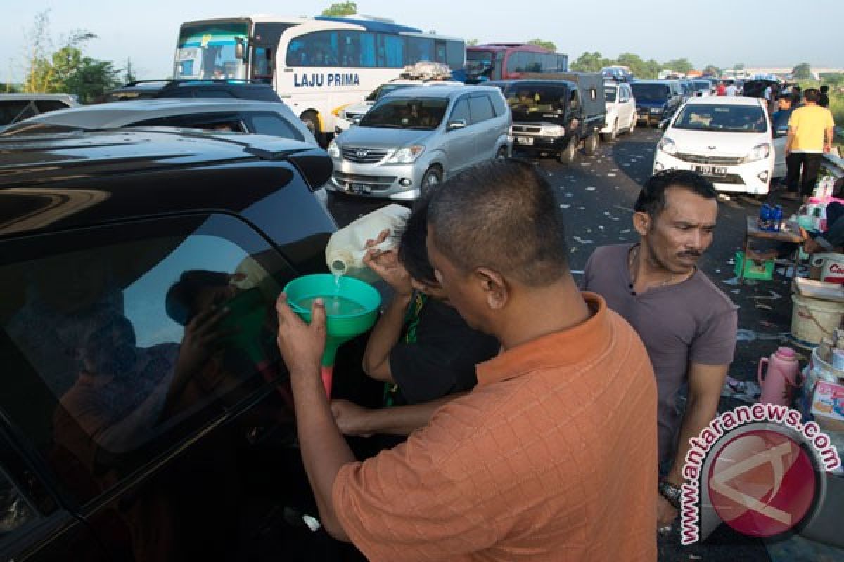 Polres Tegal bagikan BBM untuk kendaraan mogok