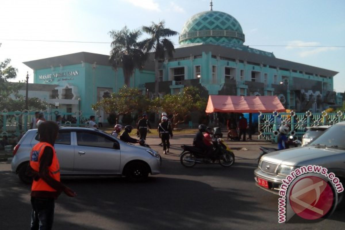 Jalan Depan Nurul Iman  Mulai Padat Jelang Presiden Datang