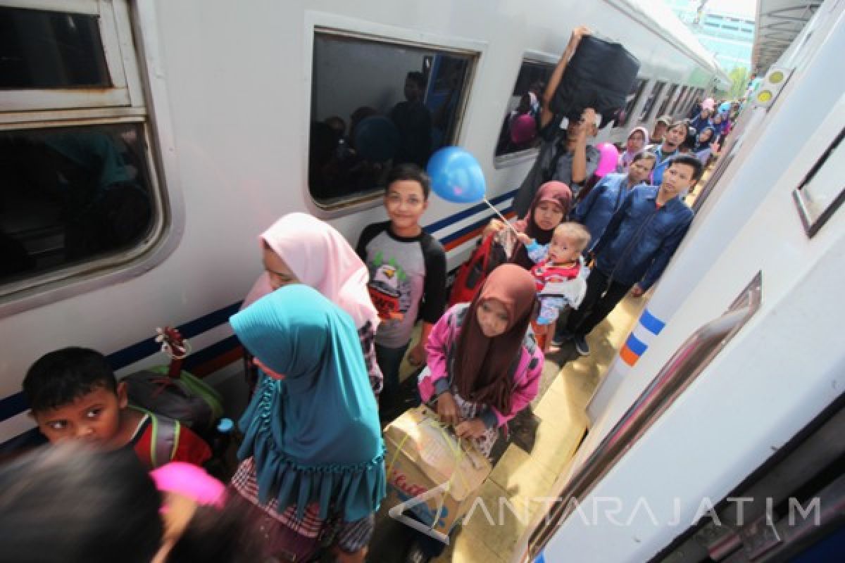 Penumpang KA Lokal Dominasi Arus Mudik di Daop 8 Surabaya Pada 