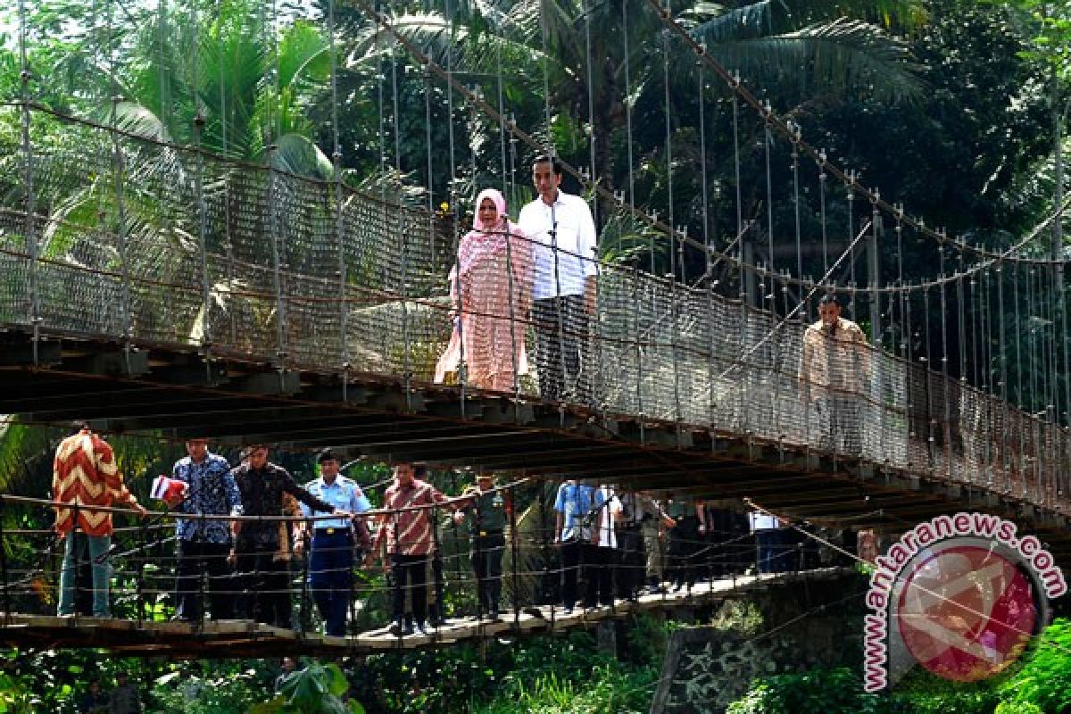 Siaga perahu BPBD Lebak saat Presiden Jokowi lintasi jembatan gantung
