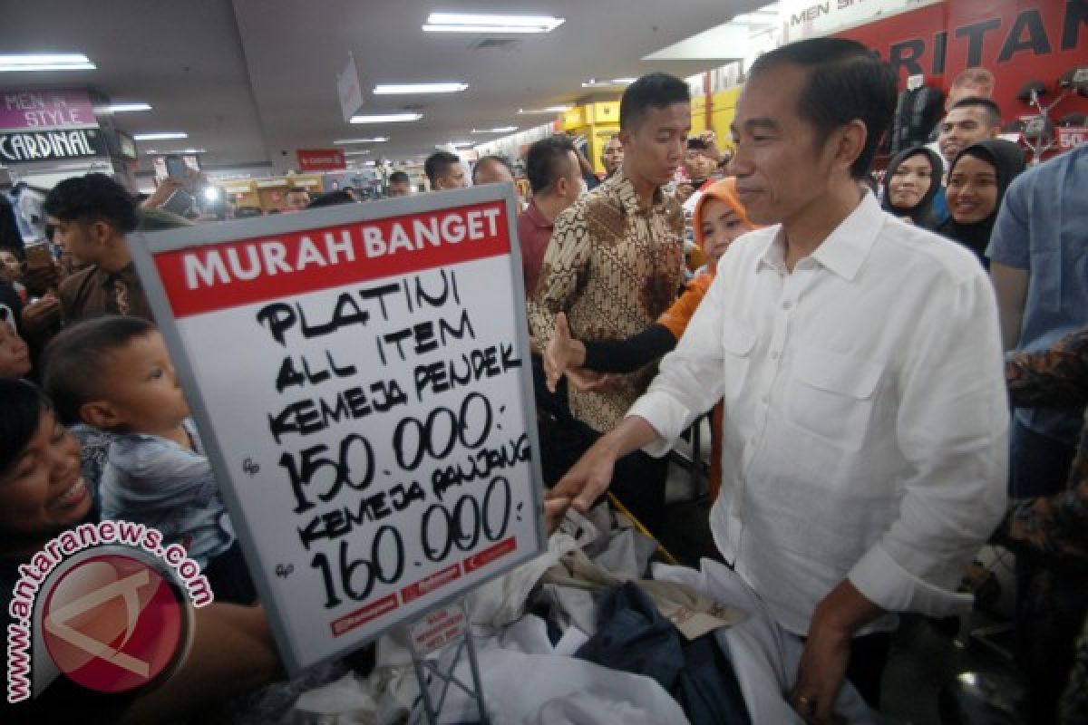 President Jokowi visits Plaza Andalas to greet people