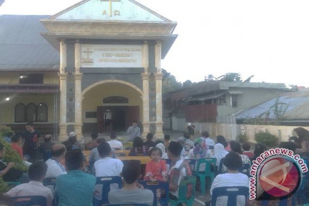 Pemuda Gereja dan Remaja Surau Buka Bersama