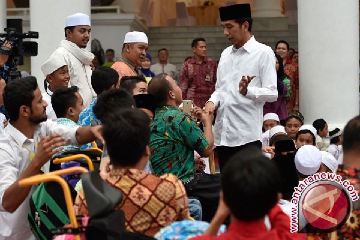 Jokowi takbiran bersama warga Kota Padang