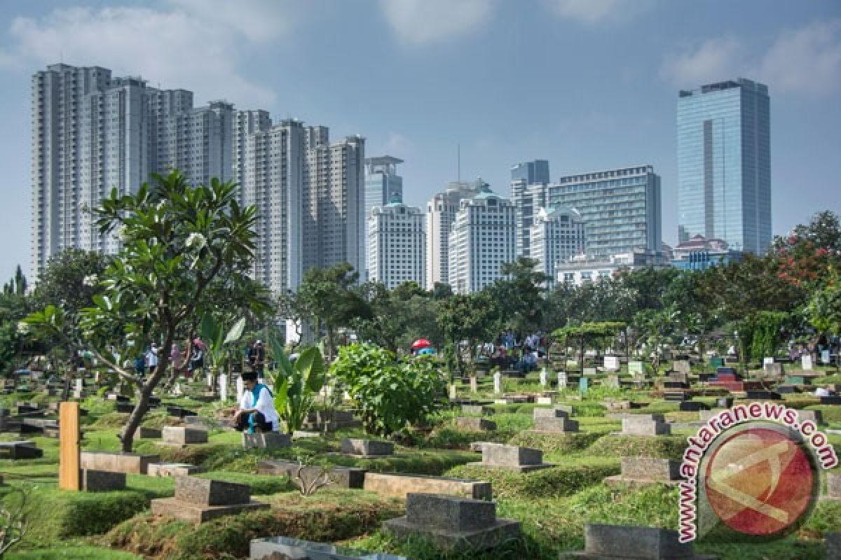 Kendaraan peziarah TPU Karet Bivak Jakarta sebabkan kemacetan