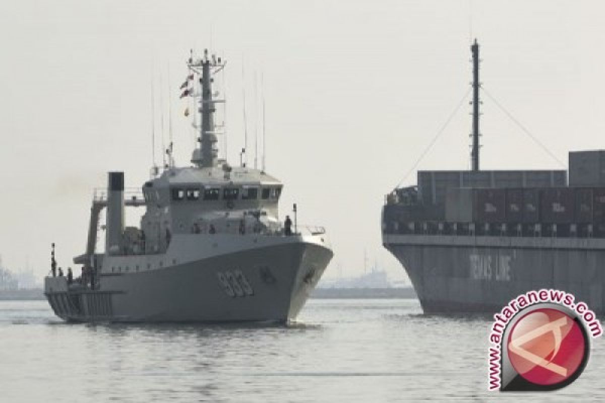 Masyarakat boleh swafoto di kapal perang TNI AL di Makassar3