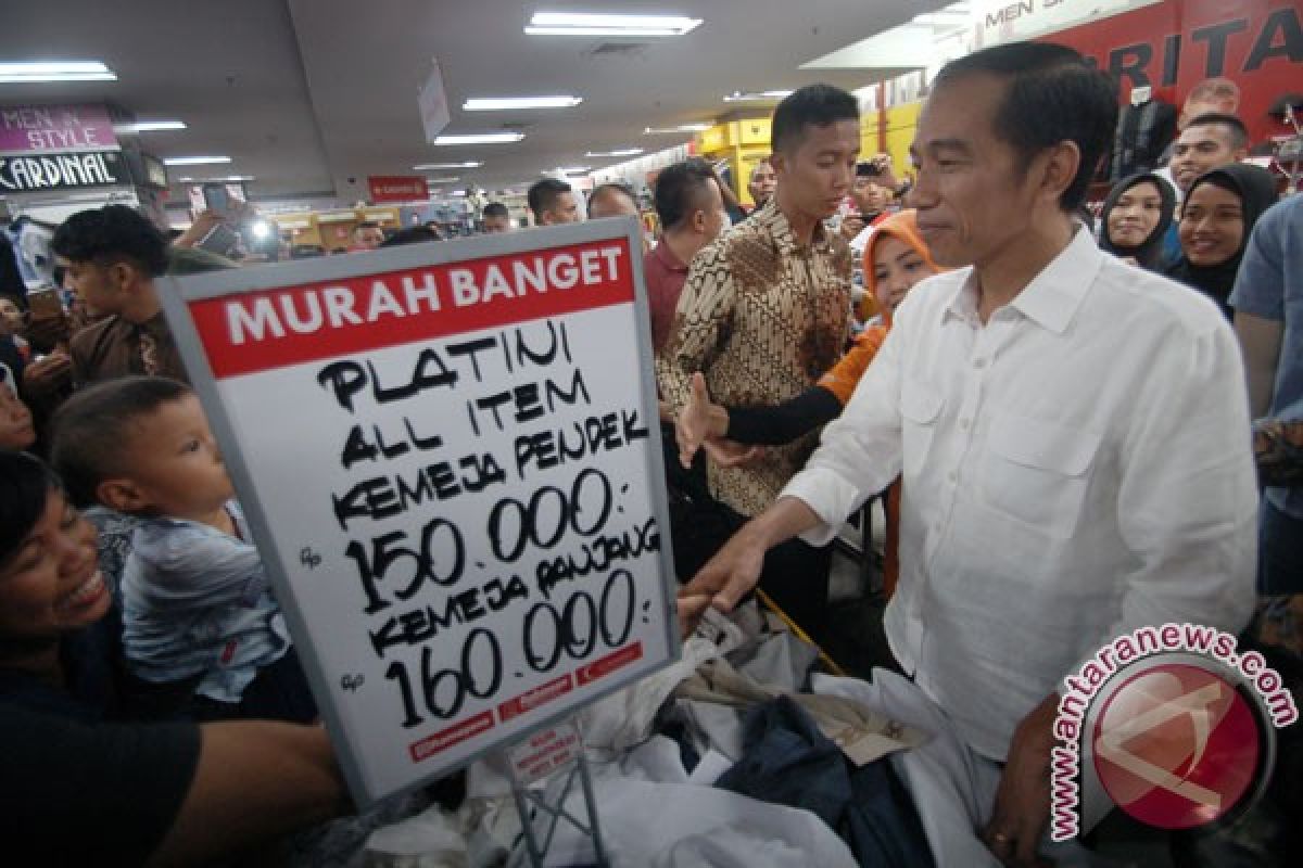 Presiden Jokowi cari baju takbiran di Plaza Andalas Padang