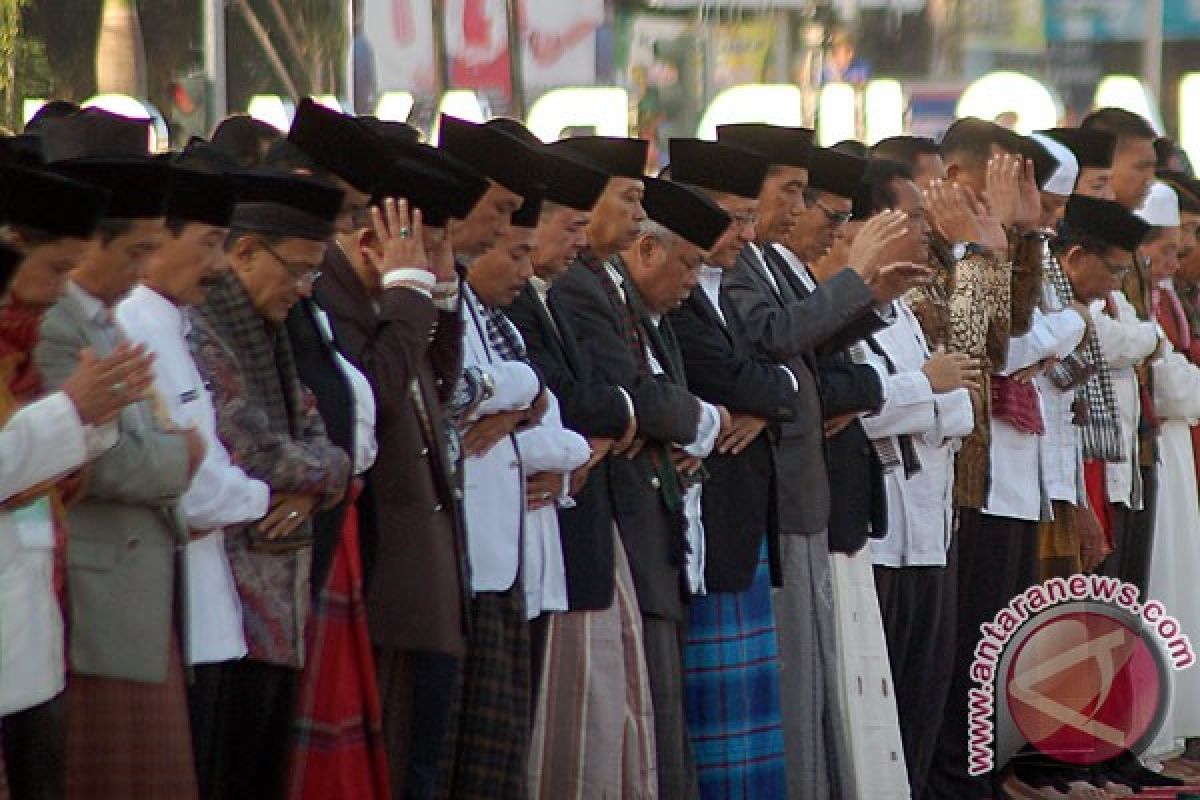 Jokowi shalat Ied di Masjid Raya Padang