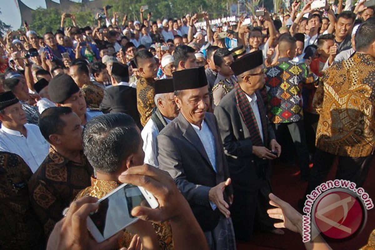 Jokowi shalat Ied bersama masyarakat di Padang