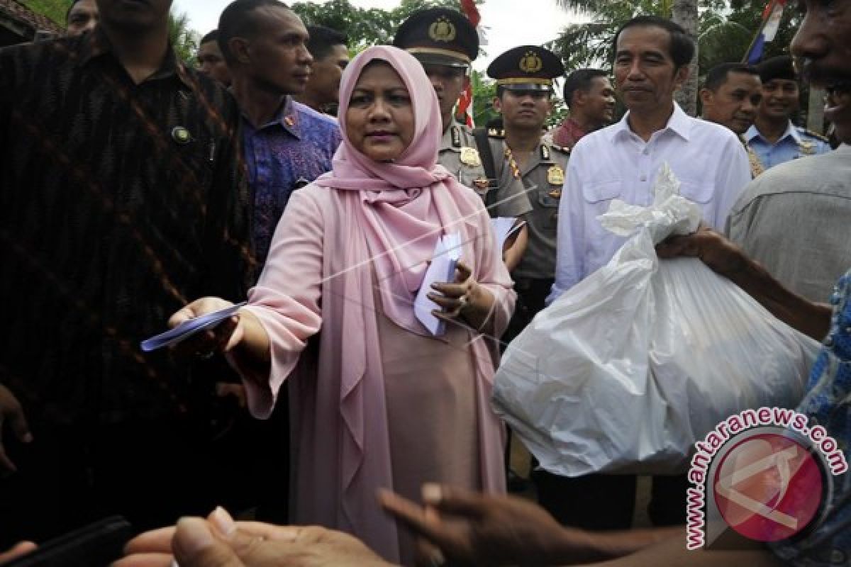 Presiden Jokowi Bagi-Bagi Sembako di Pasar Banjarmasin