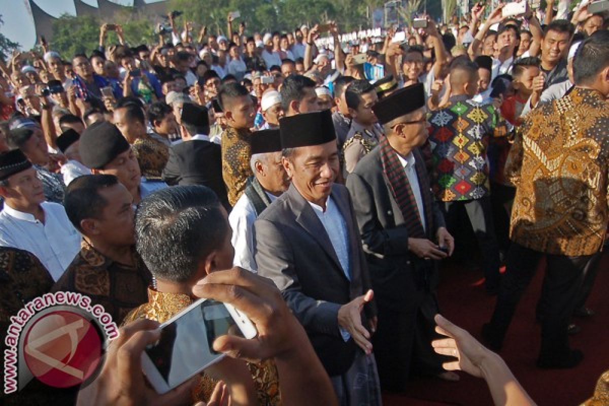 President Jokowi performs Eid Prayers in Padang