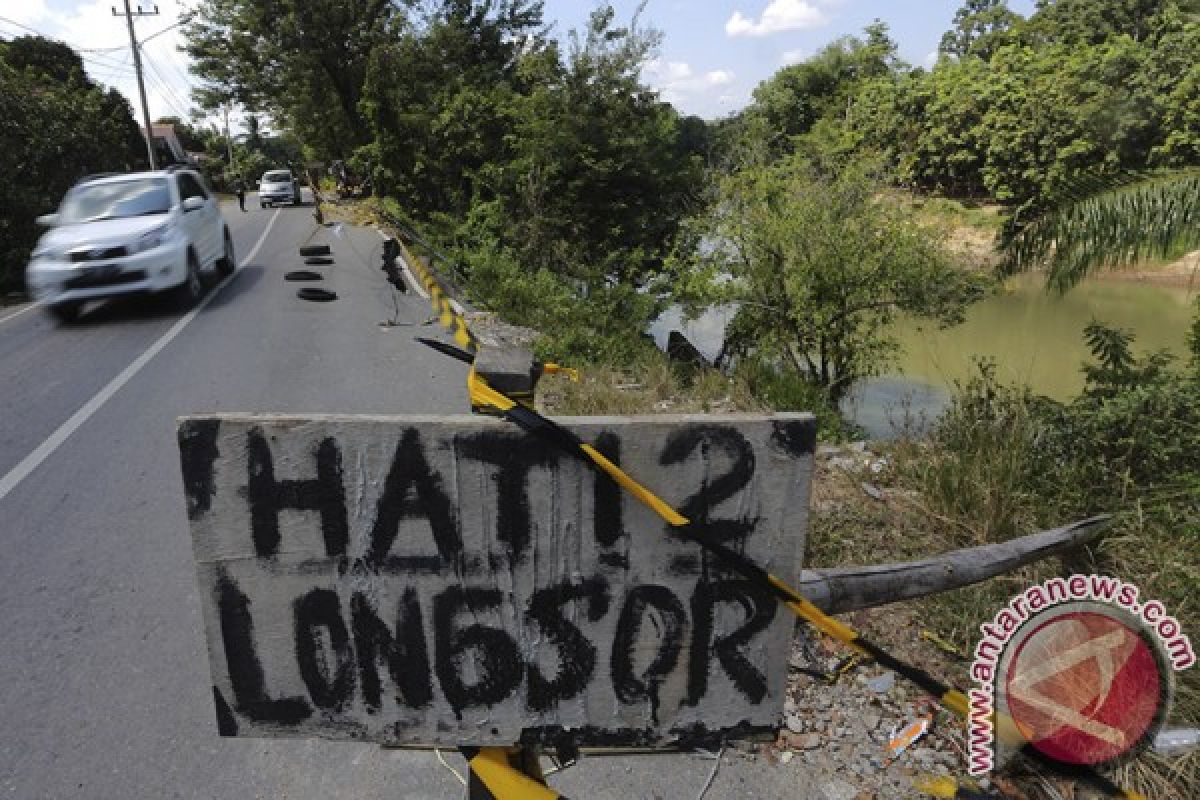 Pengemudi kendaraan diimbau waspadai longsor 