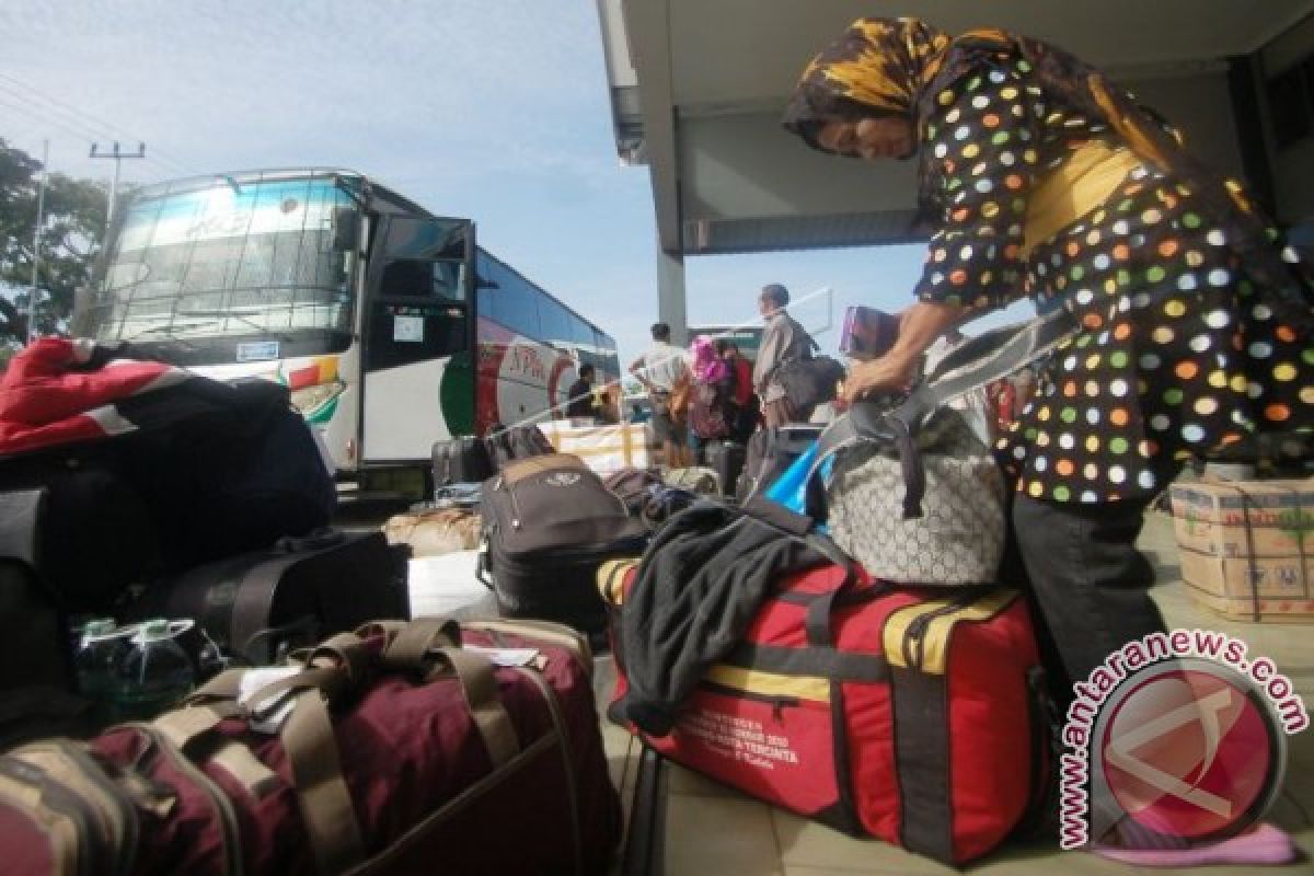 Ratusan Penumpang Bus Terlantar di Terminal Tulungagung