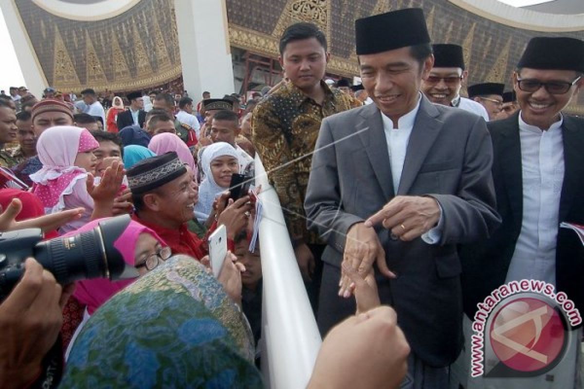 Sukacita Warga Sumbar Merayakan Lebaran Bersama Presiden