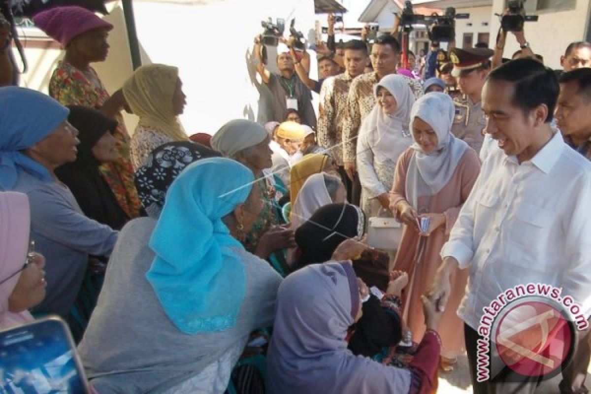 Presiden Bantu Perbaikan Rumah Warga Rejang Lebong