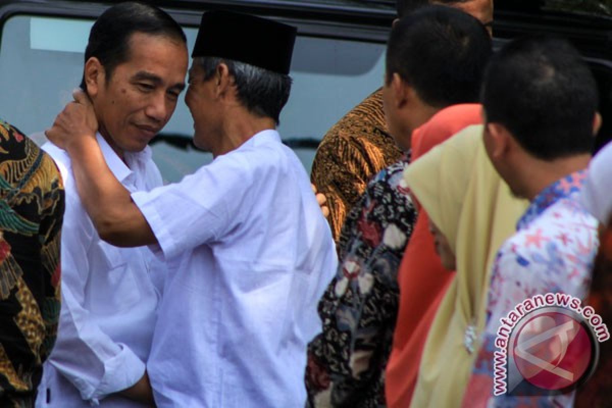 Presiden Jokowi sempatkan "nyekar" ke makam kakeknya