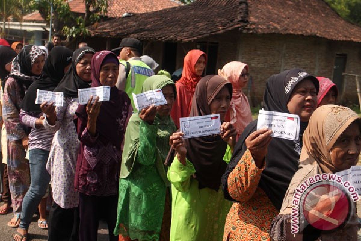 Warga antusias antre pembagian sembako dari Presiden Jokowi