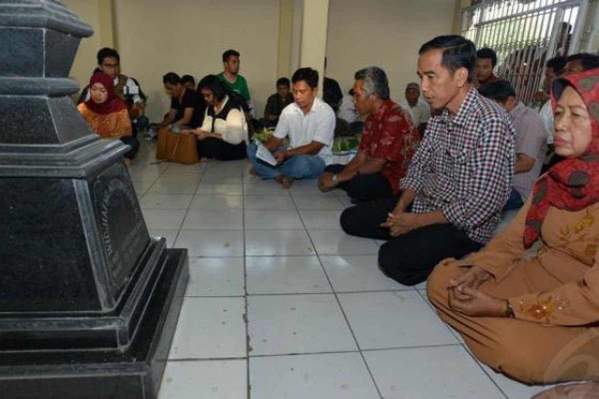 Presiden Jokowi Nyekar ke Makam Ayahnya