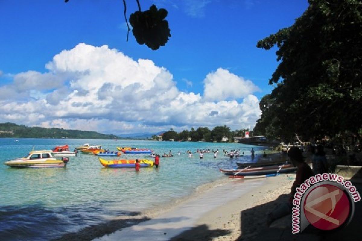 Pantai Natsepa ramai pengunjung