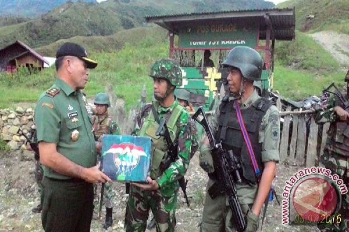 TNI-Polri di Puncak Jaya terima bingkisan Lebaran 