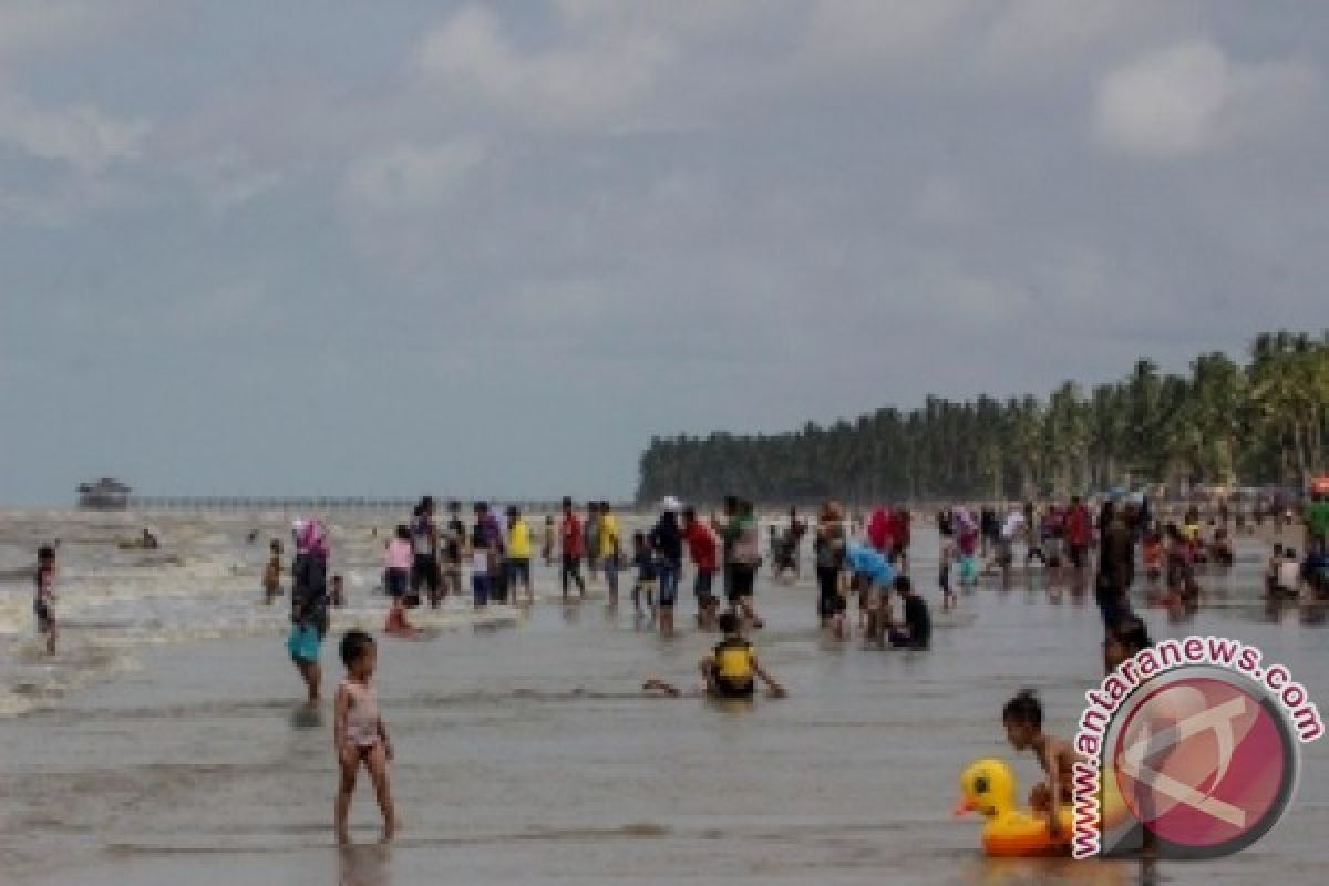 Pengunjung Mulai Padati Pantai Tanjung Jumlai Penajam 