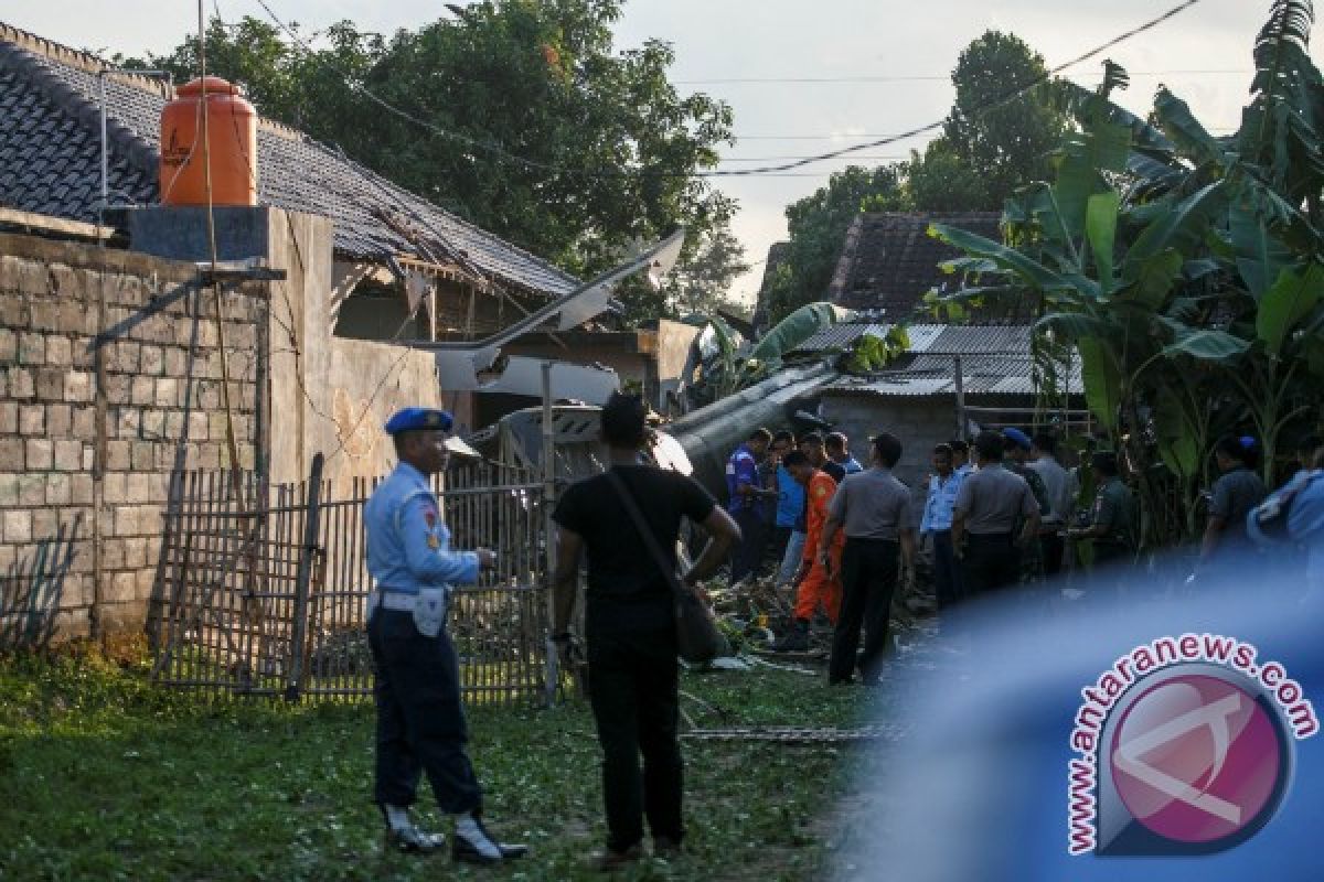 Badan helikopter yang jatuh mulai dievakuasi