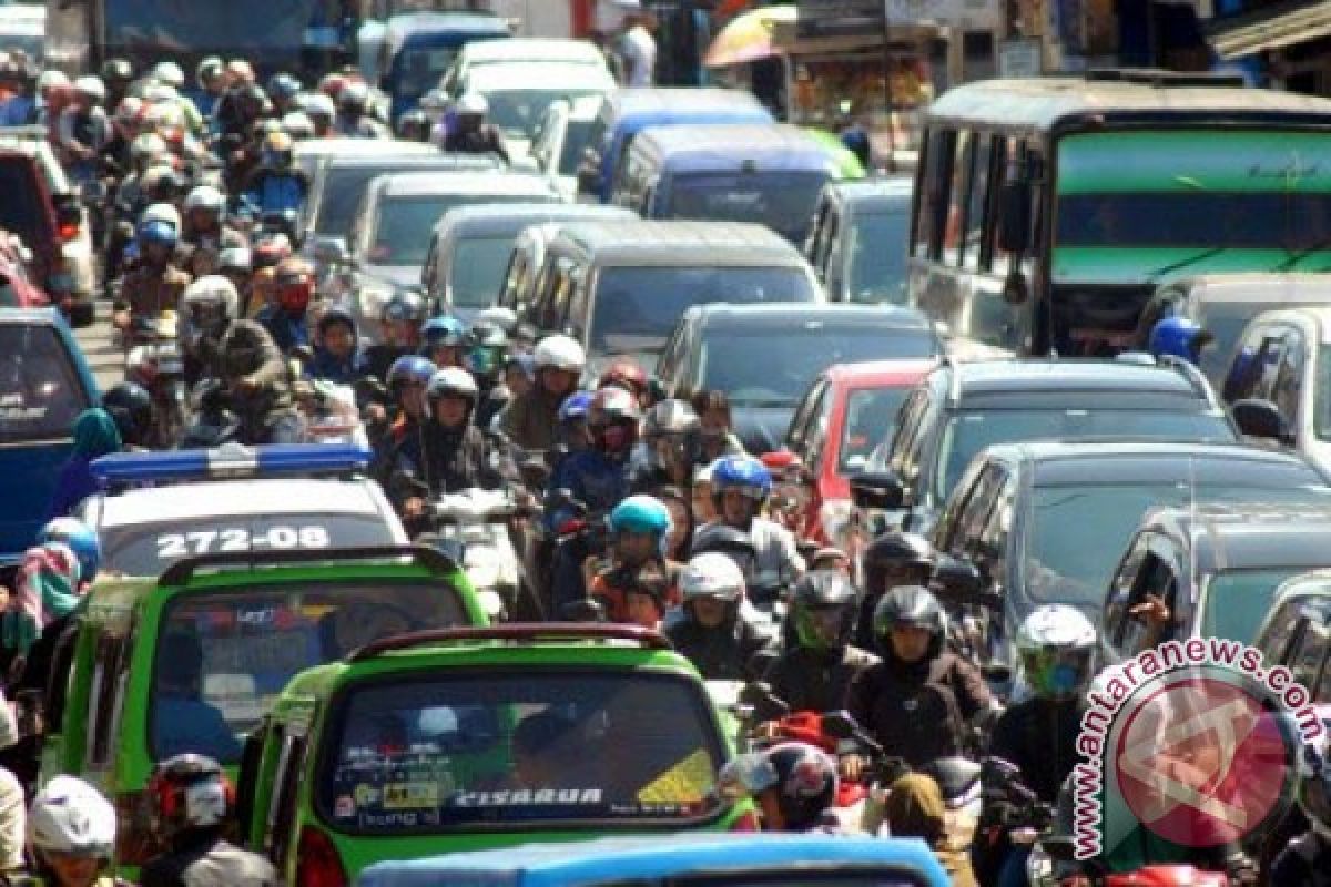 Jalur alternatif mudik Sukabumi macet total