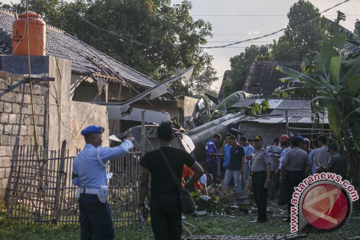 Badan helikopter TNI AD yang jatuh mulai dievakuasi