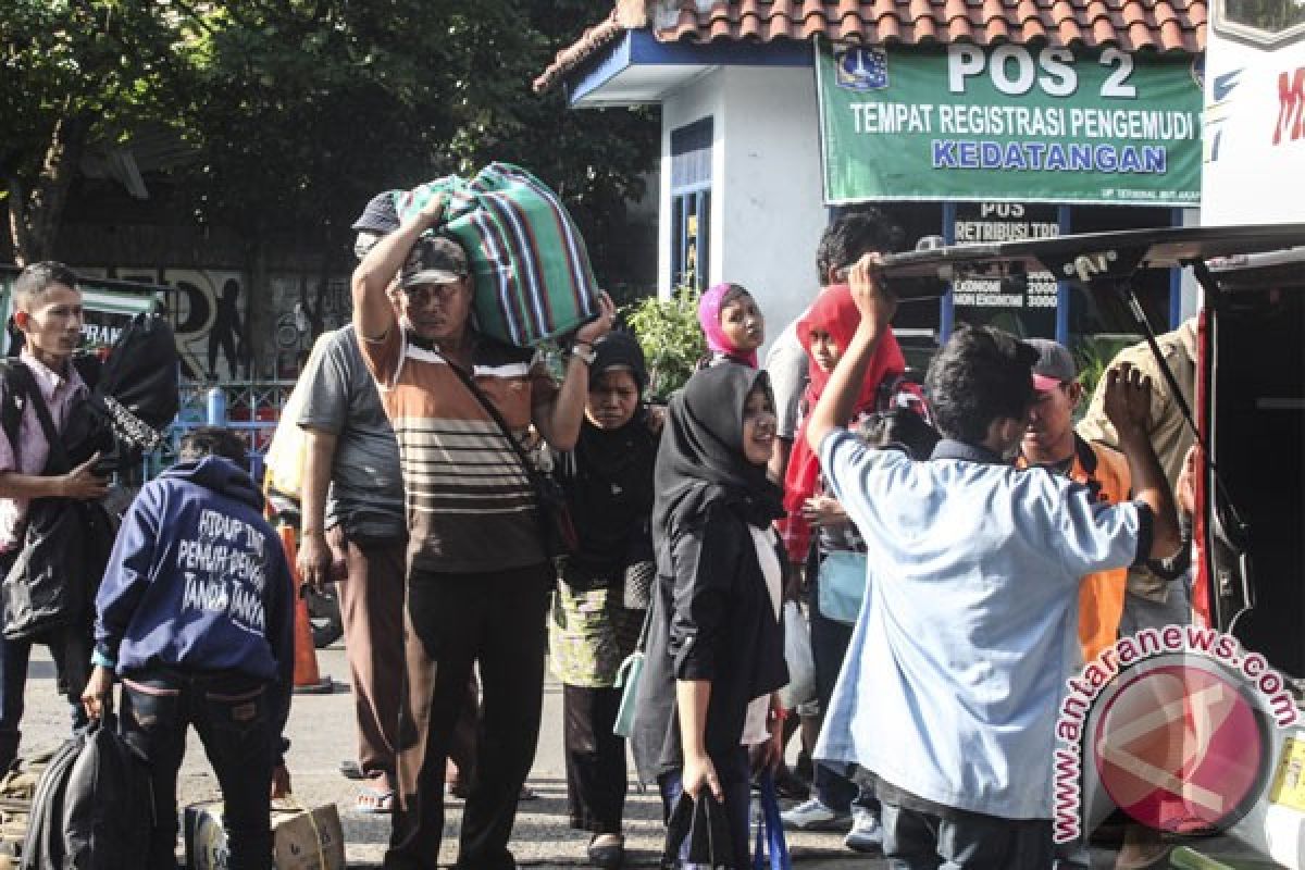 Terminal Kampung Rambutan kedatangan pemudik-balik lokal