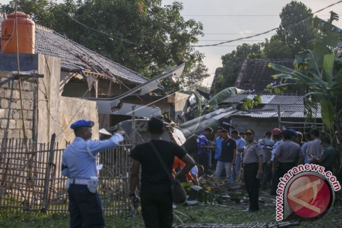 Helikopter jatuh di rumah warga