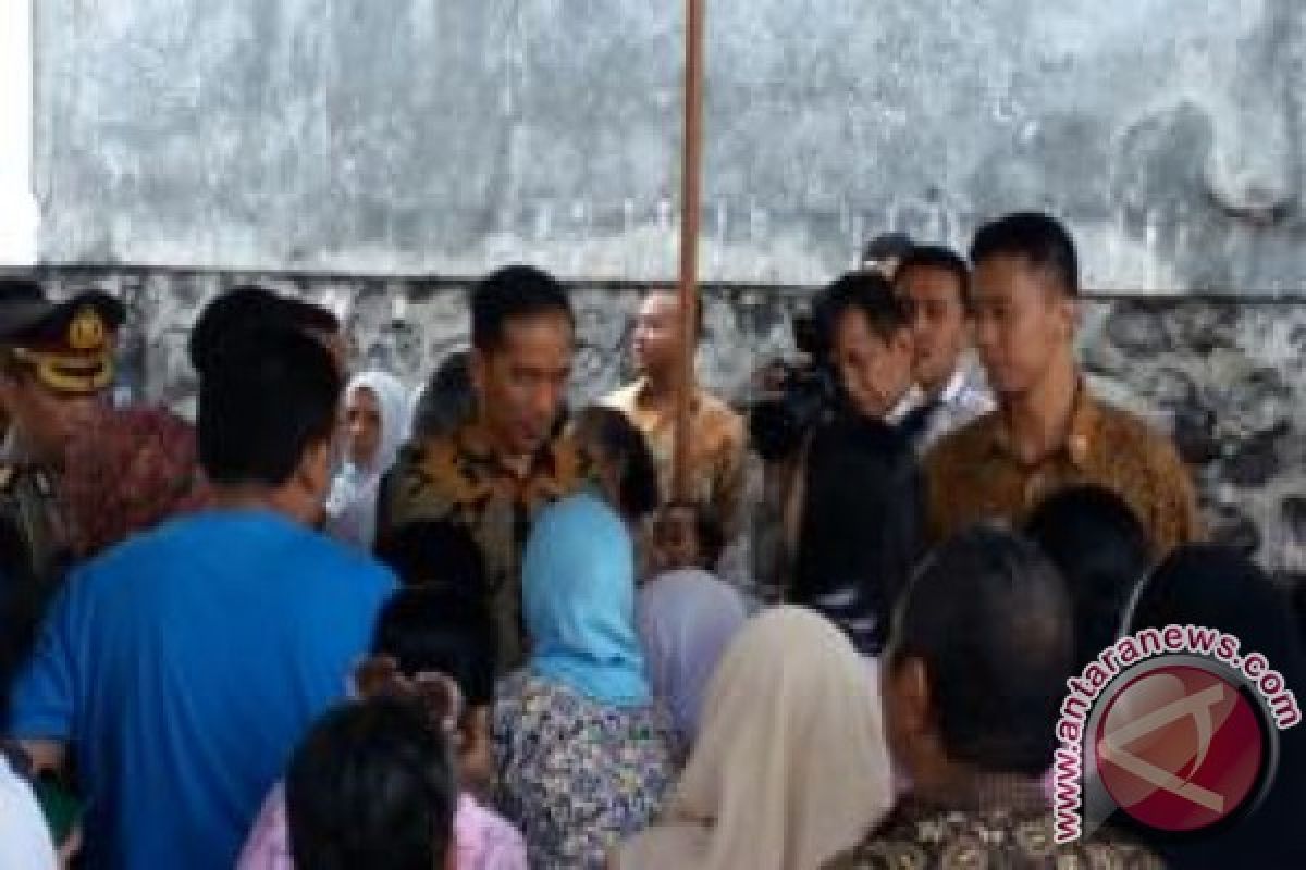 Presiden "blusukan"  saksikan pembagian sembako