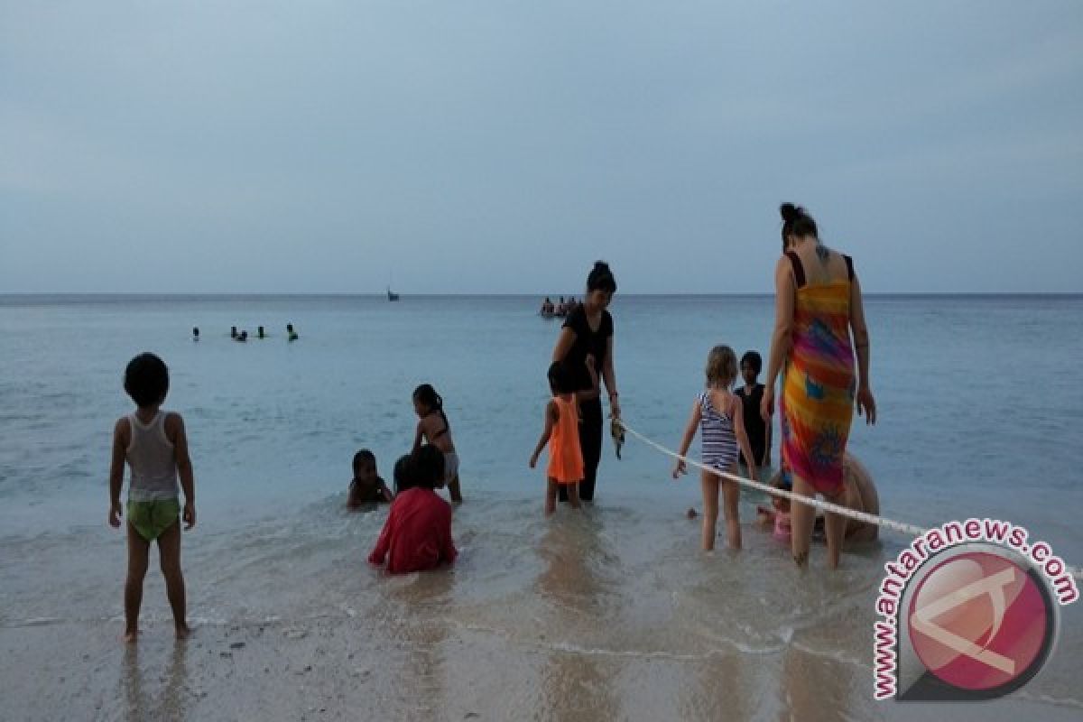 Pantai wisata Aceh Barat padat pengunjung