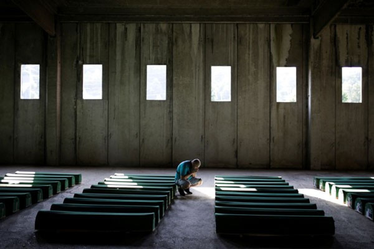 Penyintas mencari belulang korban tewas pembantaian Srebrenica