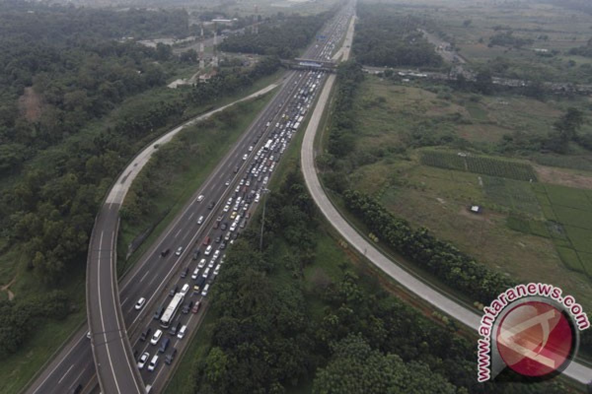 Jalan berlubang picu kemacetan gerbang tol Karawang